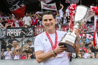 Au terme d'une saison maîtrisée à la perfection, Didier Tholot ramène le FC Sion en Super League le 20 mai 2024.